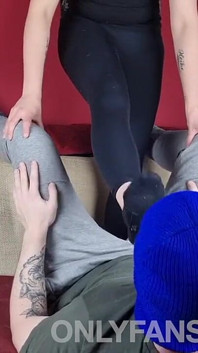 Amateur piétine une bite et des ballbusting avec des pieds sexy dans des chaussettes