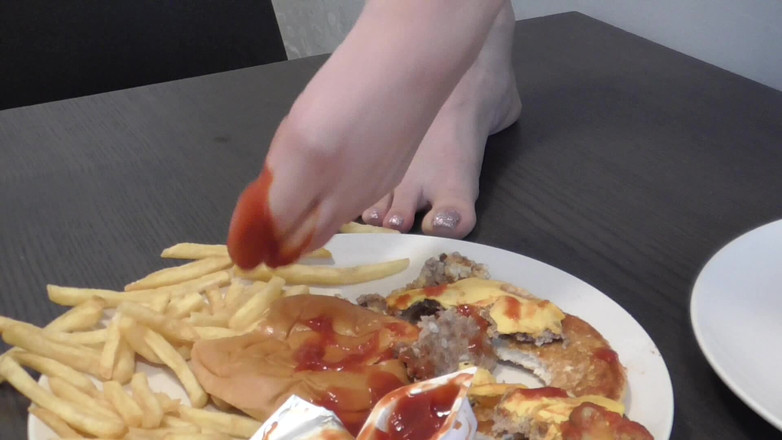 Femdom Austria: Makanan cepat saji &amp; donat foot feeding!