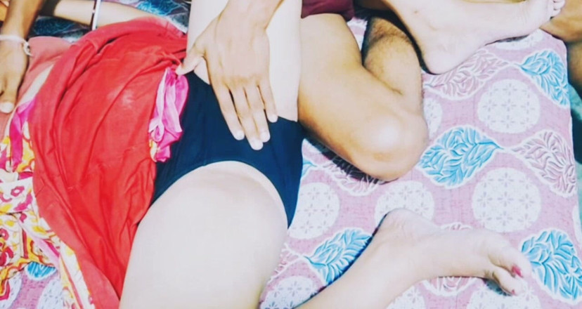 Teensex: Blonda matură sexy bhabi cu forme îi arată lui Chris Young...