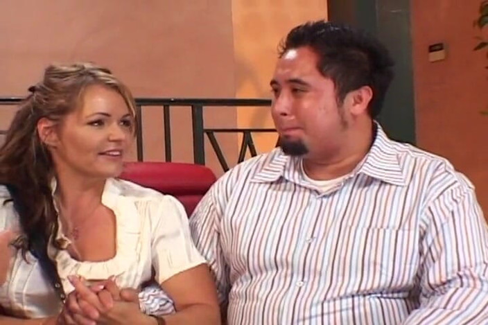 Horny MILFs: Corno marido assiste sua esposa recebendo sua boca cheia de...