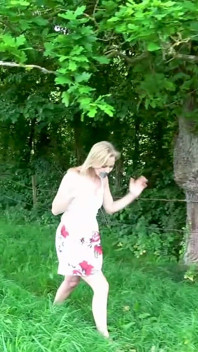 Passeggiata in campagna con mutande bagnate di sborra tapate in bocca