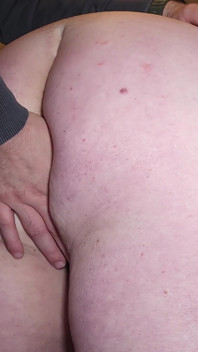 Une fille au cul énorme avec un gros twitty vs un petit papa pervers