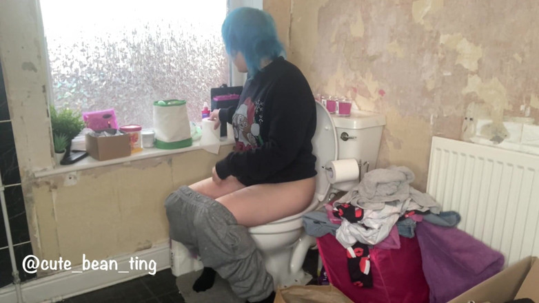 Alice Bean: The Toilet Voyeur