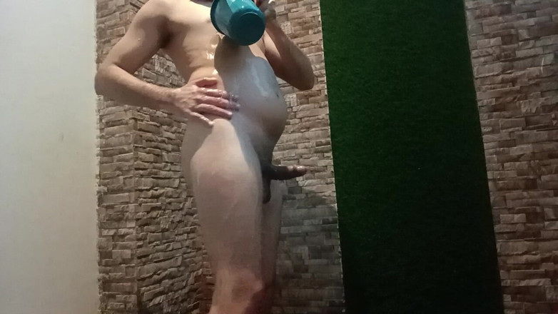 Desi shikha: Băiat indian desi făcând baie și masturbare