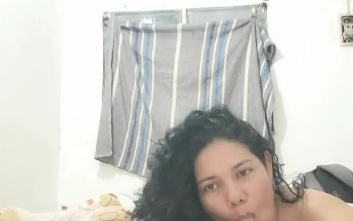 Valkyrieandluigy: Casual Blowjob in Bed