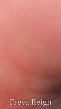 Ignorato sotto la mia adorazione del piede sulla scrivania