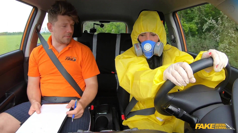 Fake Driving School: Doe mijn hazmatpak uit en neuk me