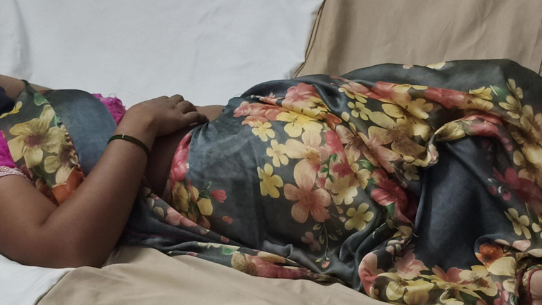 Indian innocent wife: 金融家がラムヤおばさんに犯されるセックスビデオ