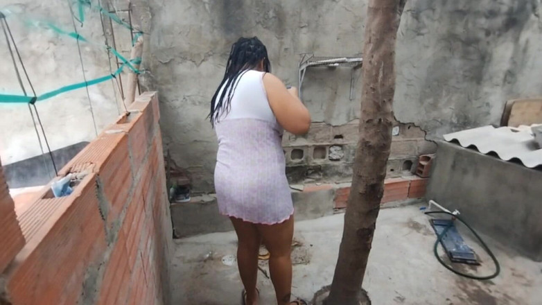 Adribella69: Eu vejo minha vizinha que tem uma bunda grande enquanto...