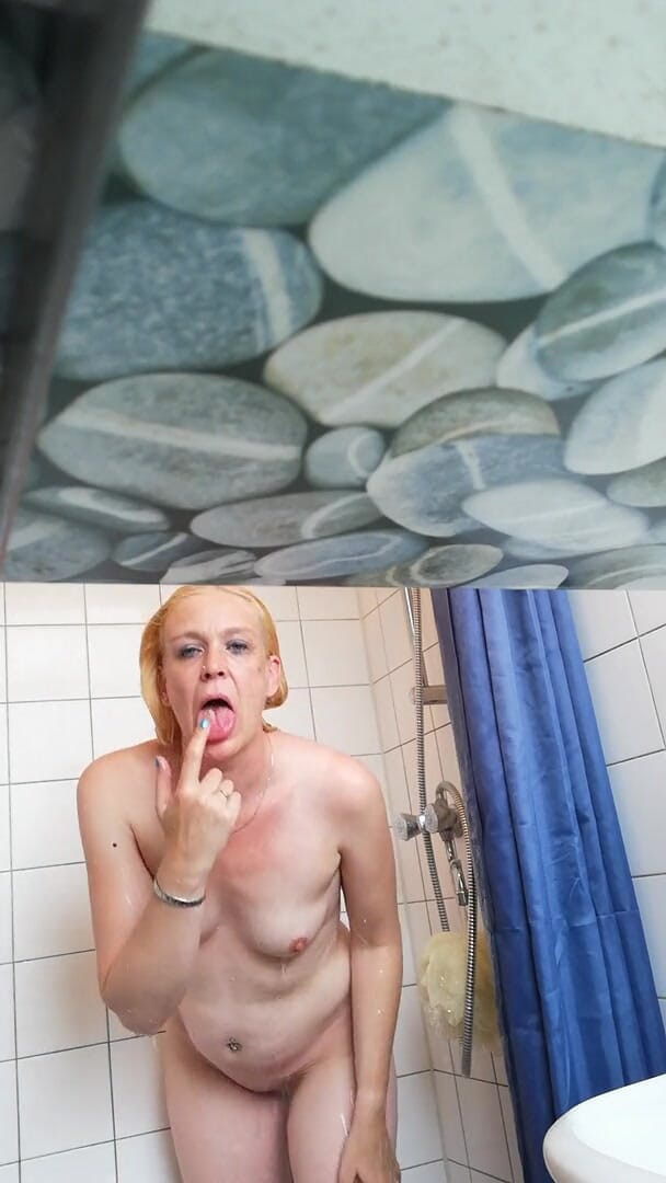 minoesje37: Douche avec litle jouant