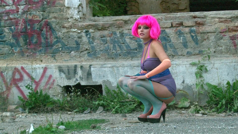 Public Entertainment: Sexy babe met gekleurd haar is dol op plagen met...