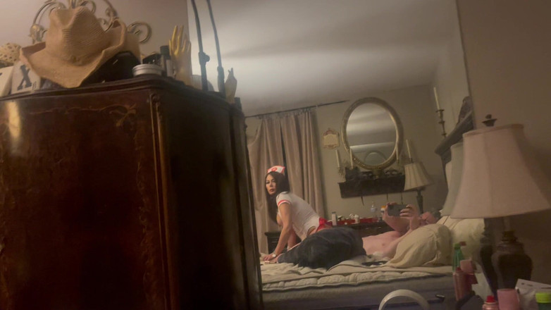 Temple of tease: Jururawat Ashlynn menunggang pesakitnya