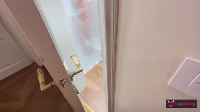 Coupleflage: シャワーを浴びて義理の妹を驚かせます