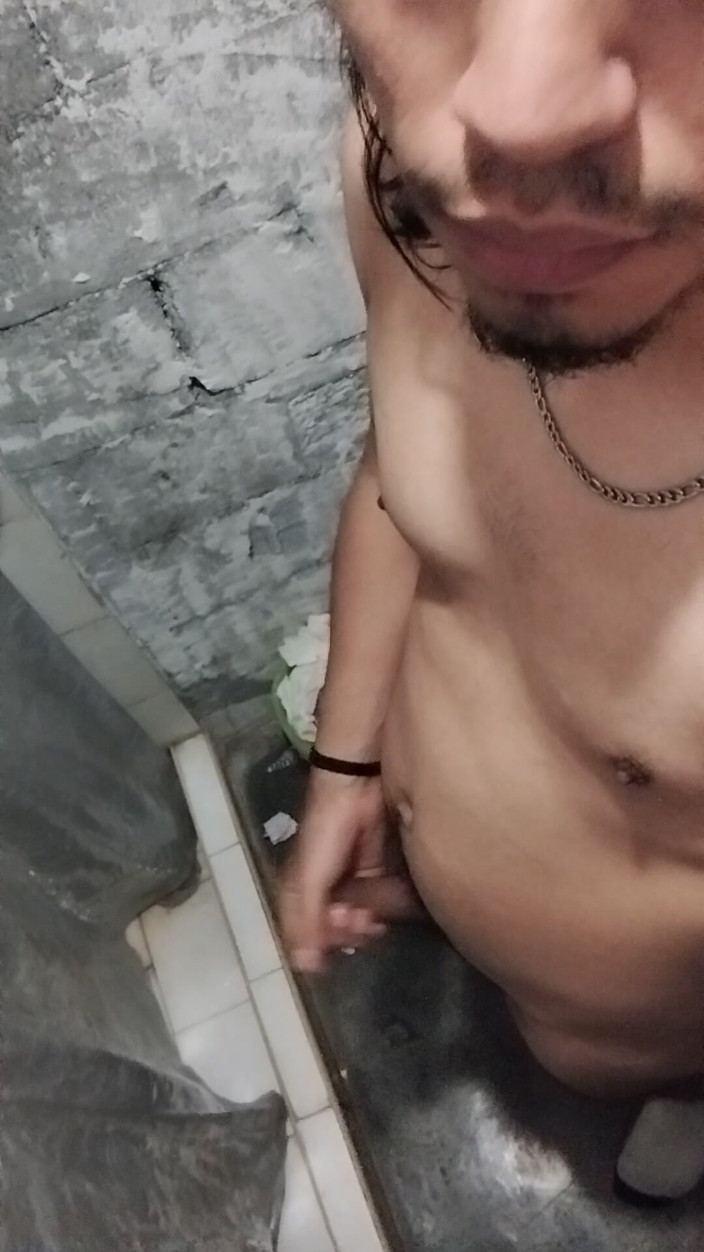 AlexAlejandro13: Eine Fantasie, nackt im Badezimmer zu sein
