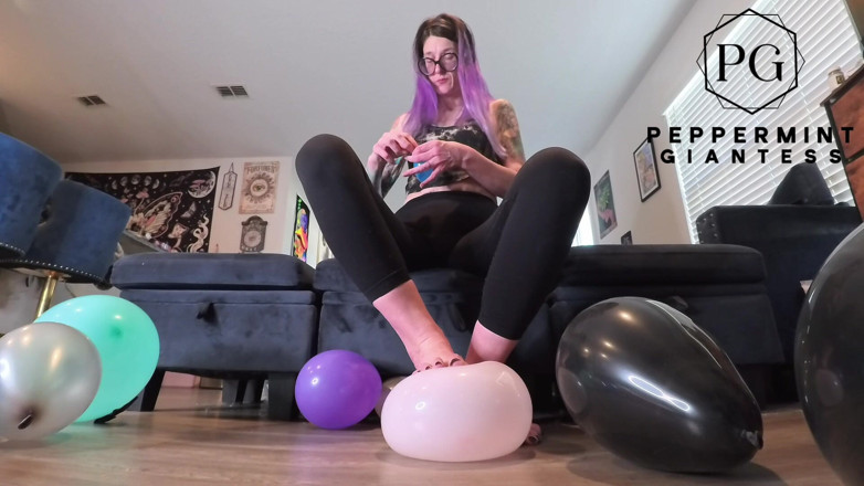 Peppermint Giantess: Người khổng lồ thổi bay toàn bộ một chiếc túi...