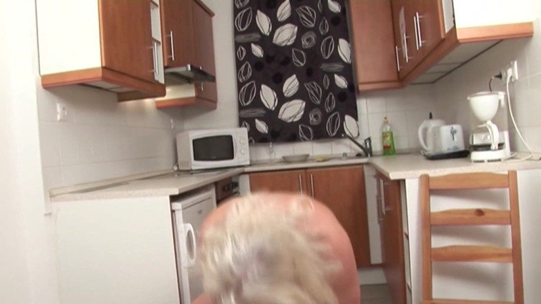 Mature Climax - 100% Mature Videos: Blond owłosiona dojrzała z dużymi cyckami zostaje zerżnięta w kuchni...