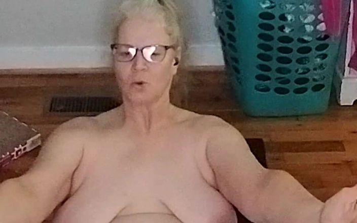 Momma Vee: Une MILF sexy fait du yoga à poil !