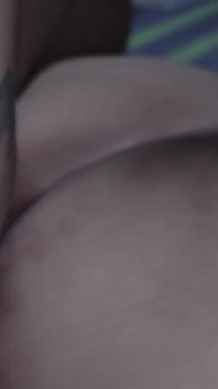 딜도로 섹스하고 질과 후장을 피어싱하는 그녀의 애인.