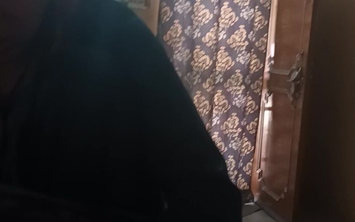Real desi indian sex: Desi bhabhi India mengisap dan memberikan handjob kepada kekasih n...