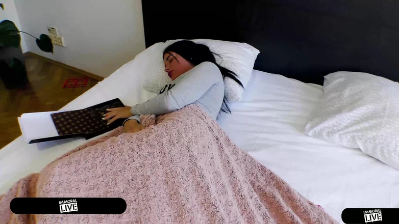 Immoral Live: Katarina Rina Vibes Clit jako Dean buší do své oholené...