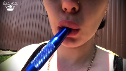 Goddess Misha Goldy: Hookah fumando al aire libre y labios grandes se burlan...
