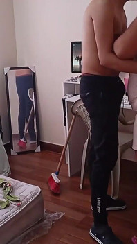 Cada vez que contrato chicas limpiando, ella está muy cachonda y les doy un poco más de dinero para poder follarla sin un