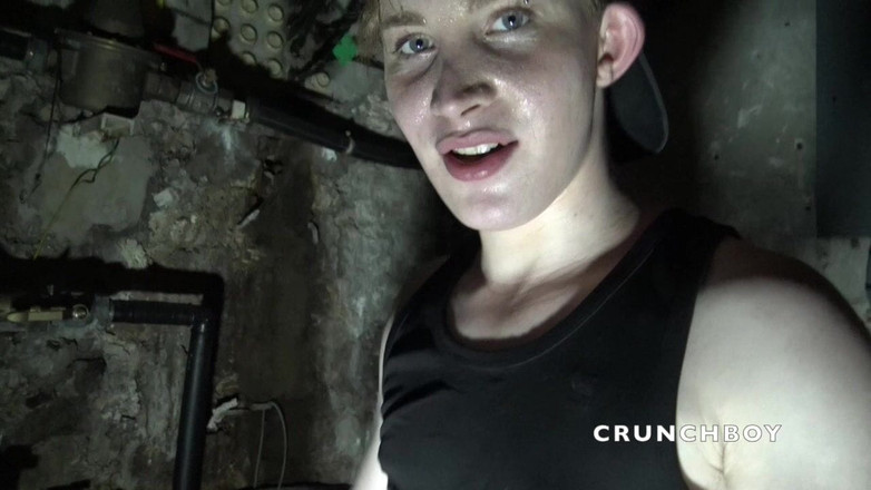 Bareback family club: Curvă blondă twink futută de un curios heterosexual