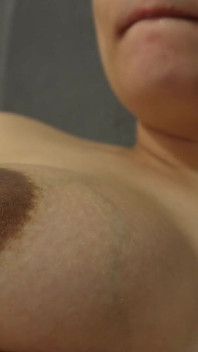 La ragazza gigantessa mangia un piccolo umano e lo succhia
