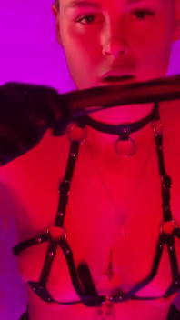 Latex dominatrix - voorbinddildo, zweep & absolute gehoorzaamheid plagen