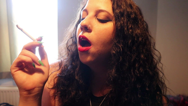 Goddess Kinx: Rote Lippen und Korkentips am fenster