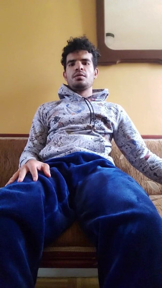 trebol_Jess: laitin mreno dhire-dhire ghar par land hilaane ke lie kapre...