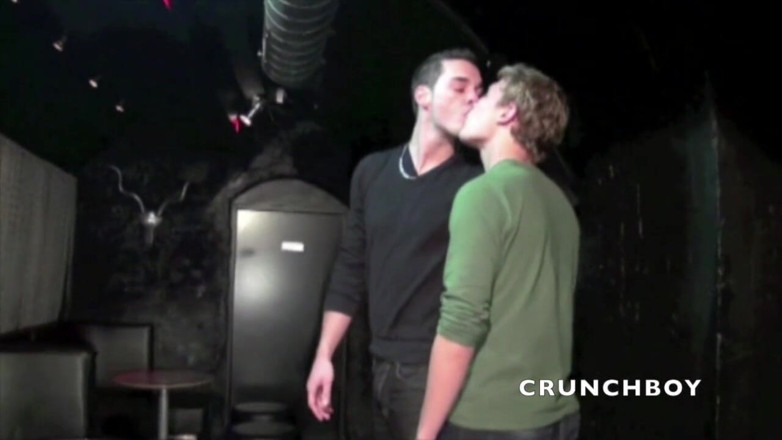 FRENCH AMATORS SEXTAPES: Un jumelle se fait baiser par la grosse bite de...