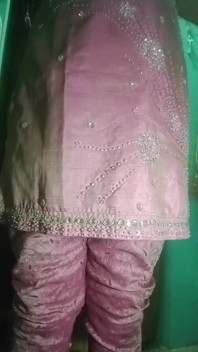 Indiana gay crossdresser esposa Gaurisissy em rosa Salwar Kurta pressionando seus peitos grandes