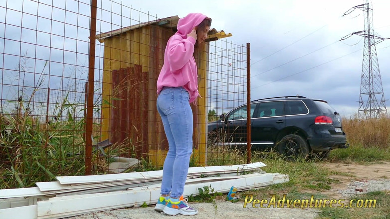 Pee Adventures: 穿着连帽衫撒尿的女孩穿着牛仔裤