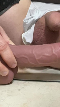 Trans üvey anne orta yaşlı seksi kadın yarak ve siyah amcığını ve götünü okşamak için sezy çoraplı ayaklarını kullanıyor