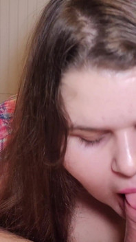 Bbw-milf babysitter met grote tieten weet hoe ze pik moet zuigen en sperma moet eten met plezier