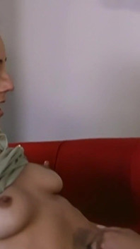 Dee a Holly v lesbickém mezirasovém s orálním sexem