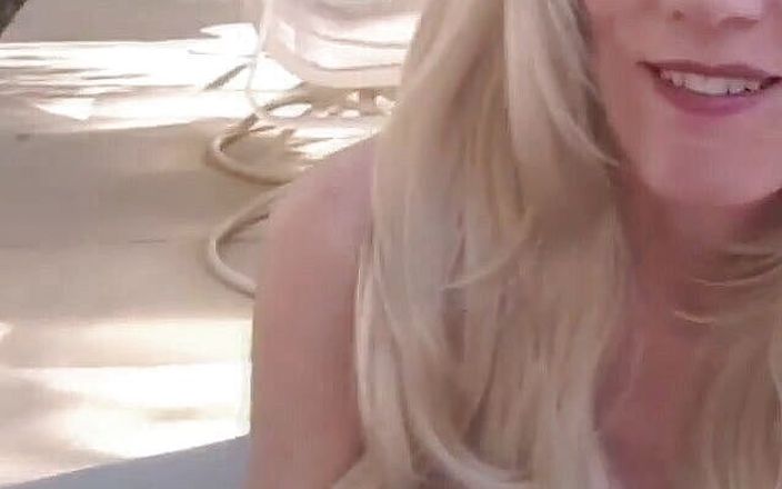 Wicked Sexy Melanie: Oemotståndlig blond mogen ryckar och suger hård kuk
