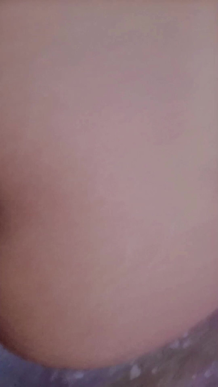 Juicy koos: ジュイシクーは、欲情して家で一人の時に継息子にセックスされた。