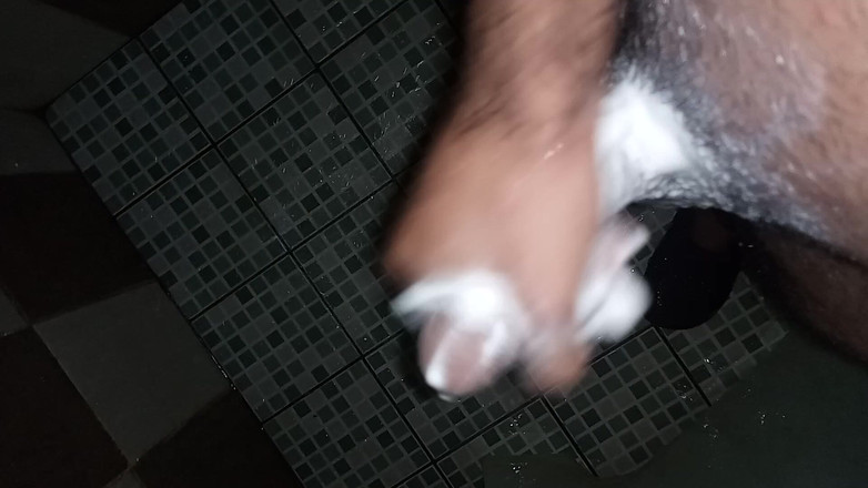 Cute boy jerks off: 더 빨리 소년에게 온 비누와 물의 블리스