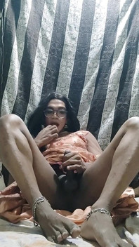 Transsexuală indiană desi ejaculând în Lehanga tradițională și mâncându-și propria spermă