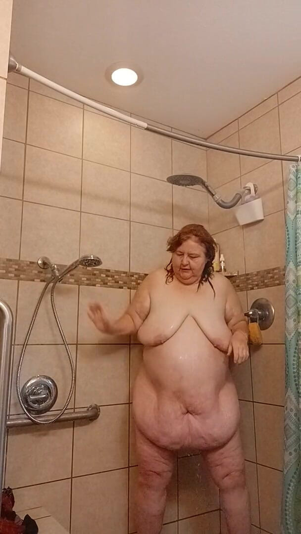 BBW nurse Vicki adventures with friends: Vicki, infirmière en sueur, a besoin d'une douche