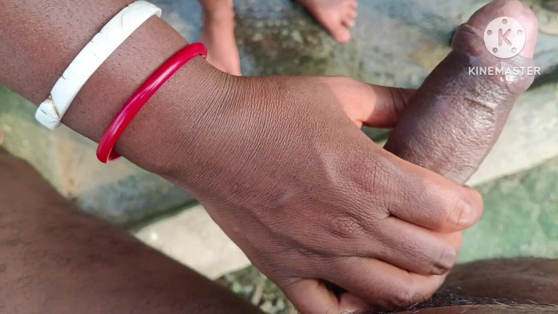 Nenika: Desi Bhabhi maakte de penis dik tijdens het zuigen