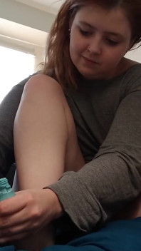 Sophia mewarnakan kukunya