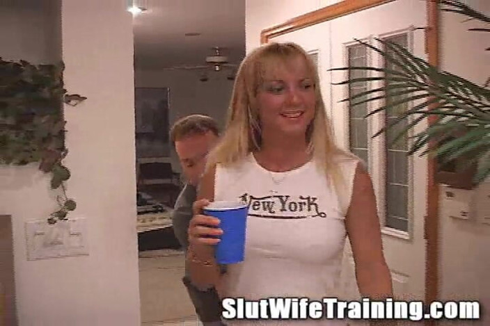 Slut wife training: Дружина повія, яка їсть сперму, трахає розбещені незнайомі члени!