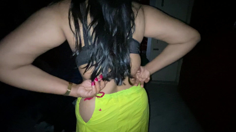 Tasnim Zara: Eine schöne Desi-Schönheit kommt von außen und wechselt ihren Sari.