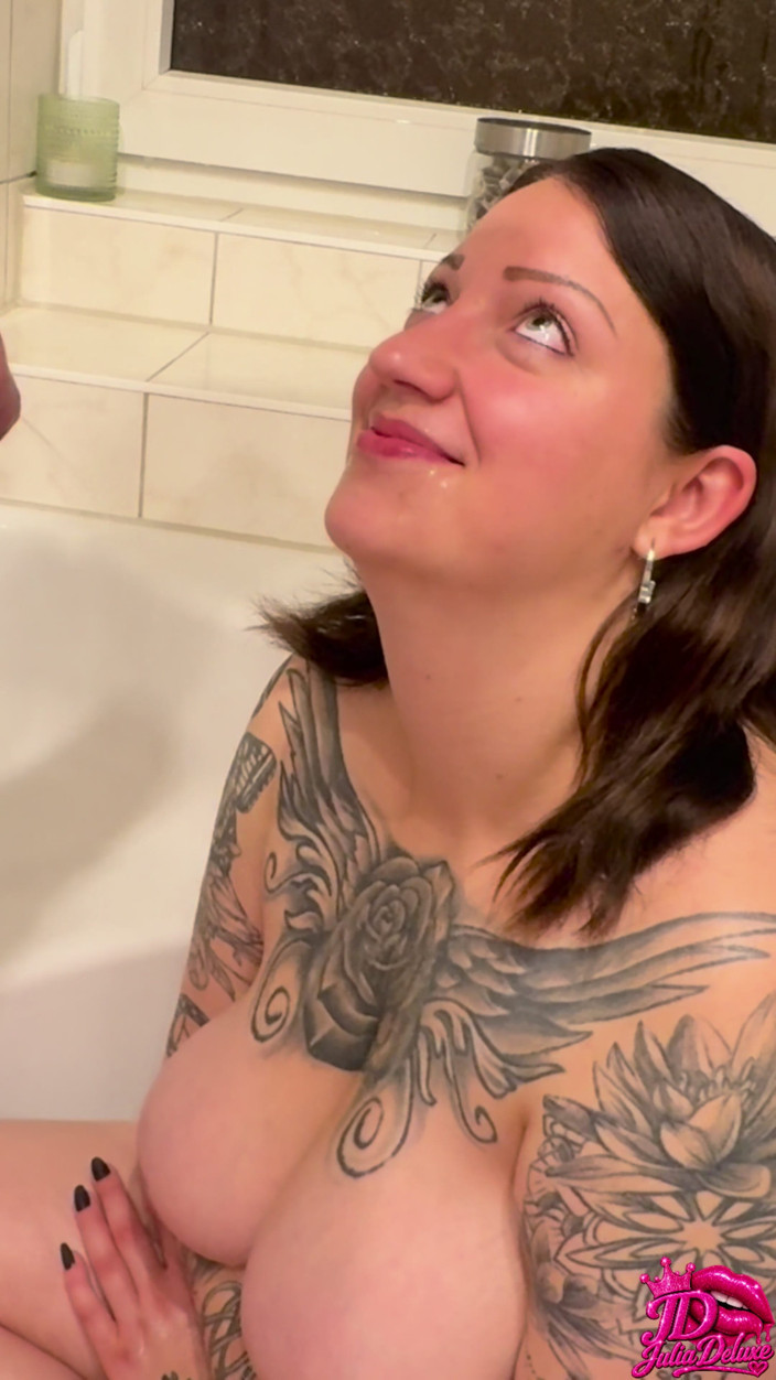 Julia_Deluxe: My First Pee Experience!