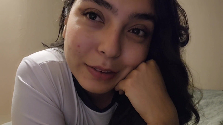 PetiteHorny: Seksowna napalona dziewczyna masturbuje się dildem - amatorem