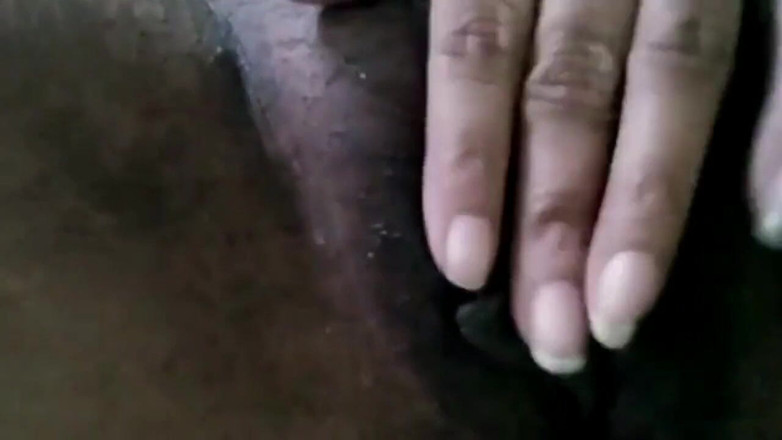 Miya White: 朝、ジューシーなマンコとおっぱいを見せるインド人妻