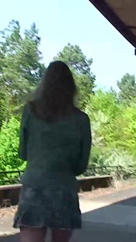 Pequeña nena de tetas abre las piernas al aire libre
